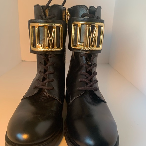 COPY - NWT. Moschino Combat leather boot with gold buckle - Picture 2 of 11